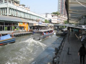 eine publicboat-Klongfahrt mitten durch das Zentrum in BKK